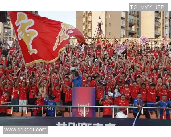 重庆足球队状态引发热议球迷与专家各执己见探讨未来发展方向 重庆足球队状态引发热议球迷与专家各执己见探讨未来发展方向