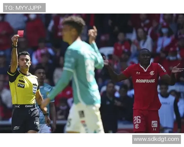 帕丘卡与莱昂激战正酣谁能在这场对决中笑到最后