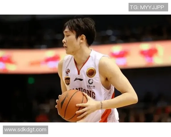 丁彦雨航领衔对决青岛队展现篮球魅力与团队精神的精彩较量