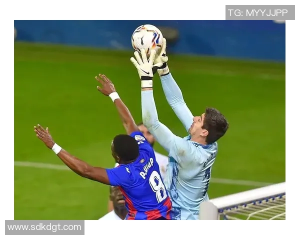 库尔图瓦：守门员的传奇之路与足球世界的荣耀之战