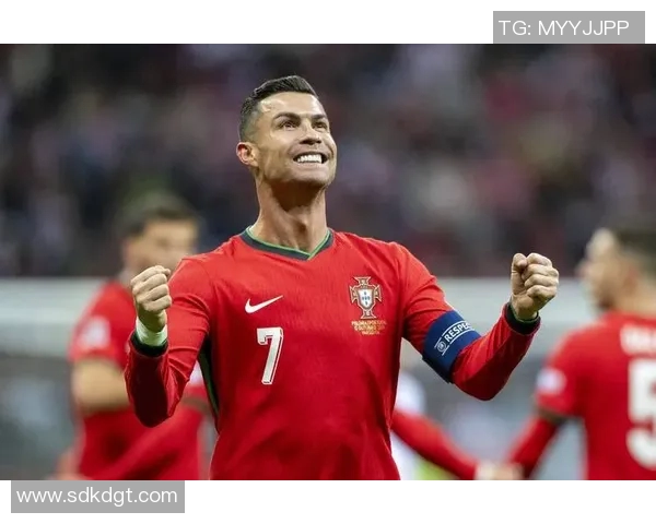 欧冠赛场惊现奇葩一幕球迷冲入抢夺C罗球衣引发热议