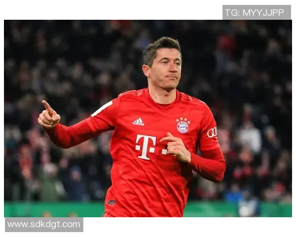 莱万重返老东家引发拜仁球迷愤怒声讨：背叛与忘恩负义的争议之战