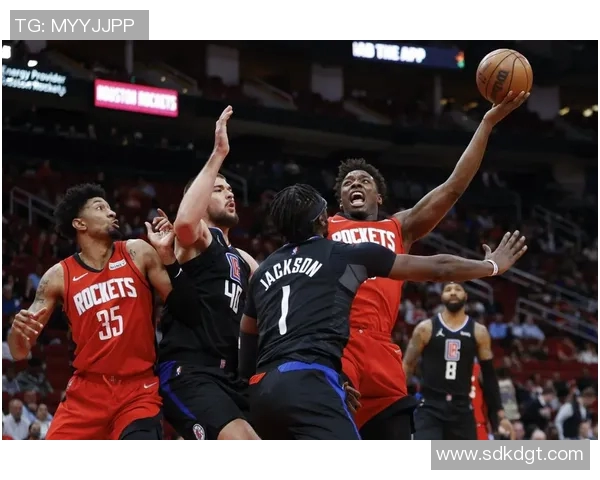 鹈鹕与开拓者激战正酣球迷期待精彩对决与精彩瞬间