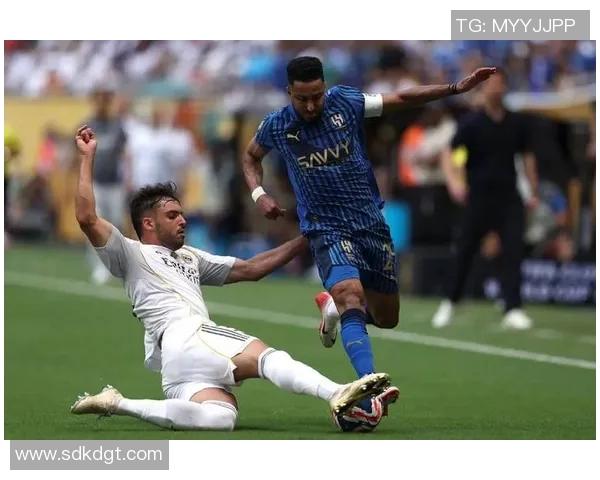 皇马迎战阿普尔期待精彩对决球迷热情高涨盼球队再创佳绩 皇马迎战阿普尔期待精彩对决球迷热情高涨盼球队再创佳绩